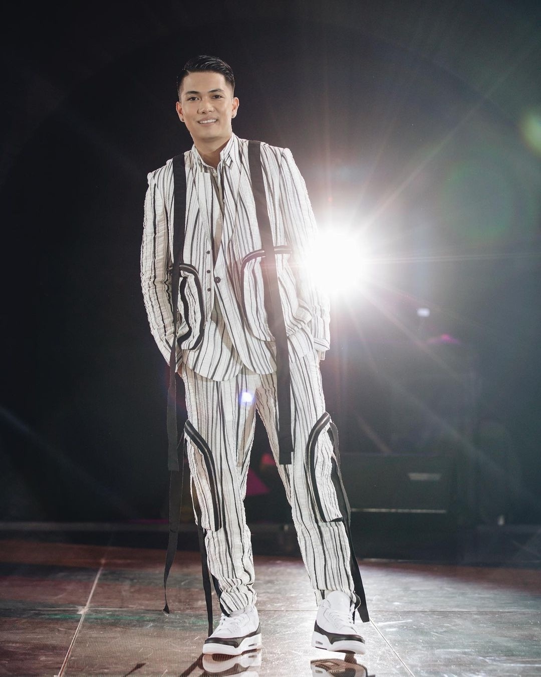 Erik mac ao luoi anh 8