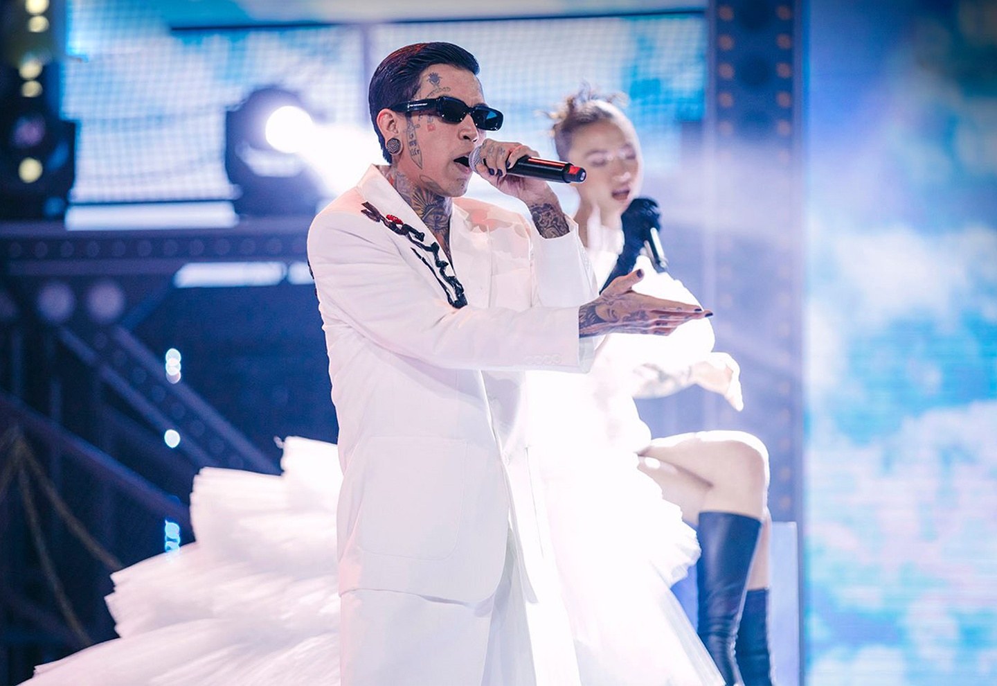 De Choat thay doi nhieu phong cach tai Rap Viet hinh anh