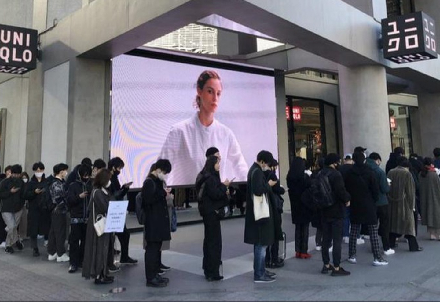 Gioi tre chau A chen lan nhieu gio de mua do Jil Sander hinh anh
