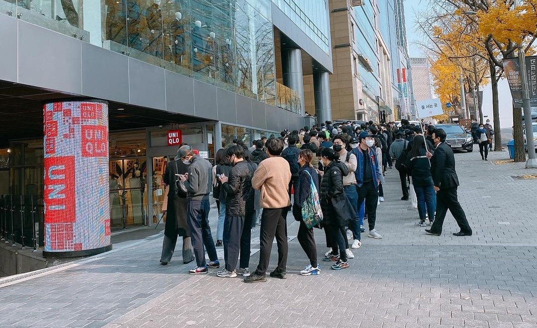 Giới trẻ xếp hàng ảnh 3 Gioi tre xep hang anh 3