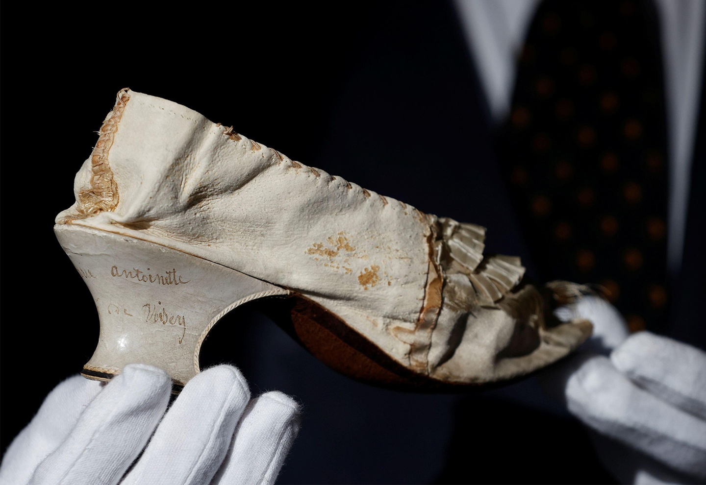 Giay cua nu hoang Phap duoc ban dau gia tu 11.800 USD hinh anh