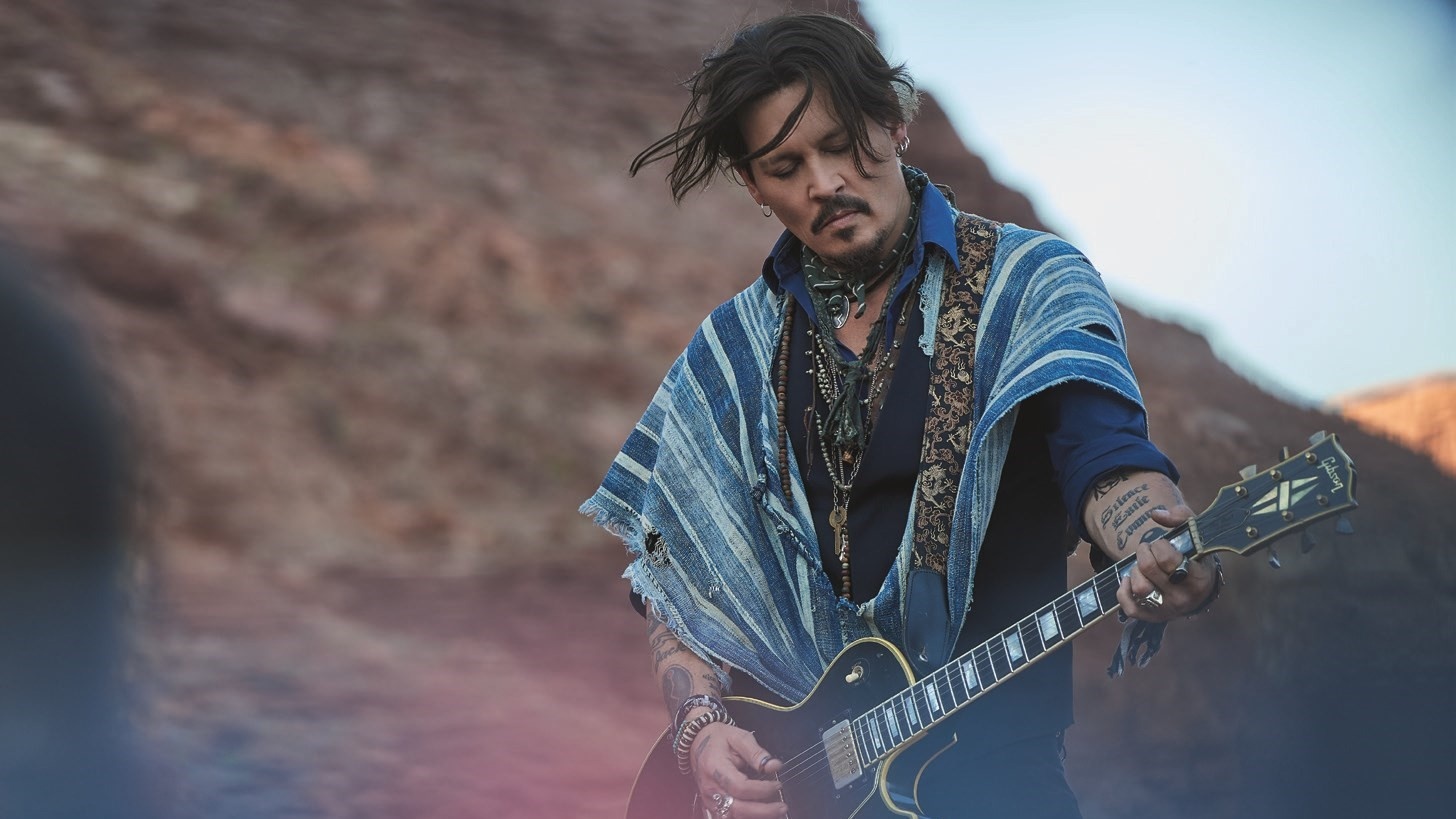 Johnny Depp guong mat dai dien Dior anh 1