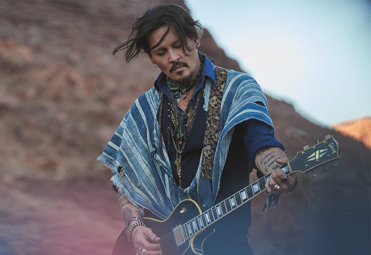 Johnny Depp gay tranh cai khi la guong mat dai dien cua Dior hinh anh
