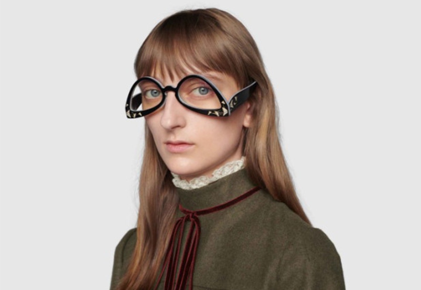 Gucci bi che khi ban kinh deo nguoc gia 650 USD hinh anh