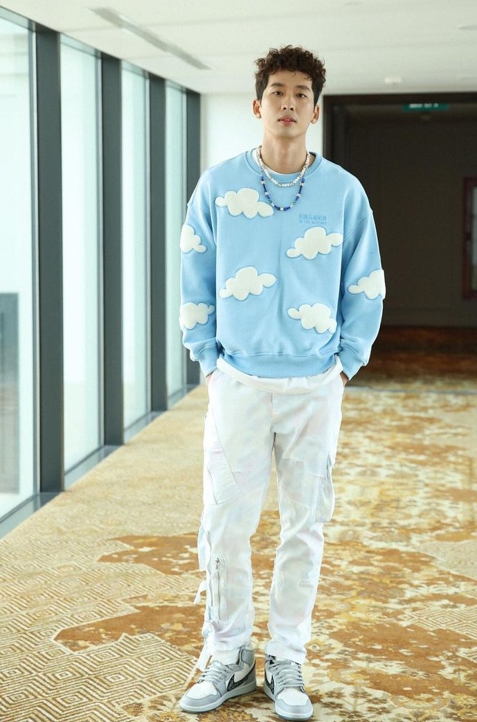 Tran Thanh mac do lich lam anh 3