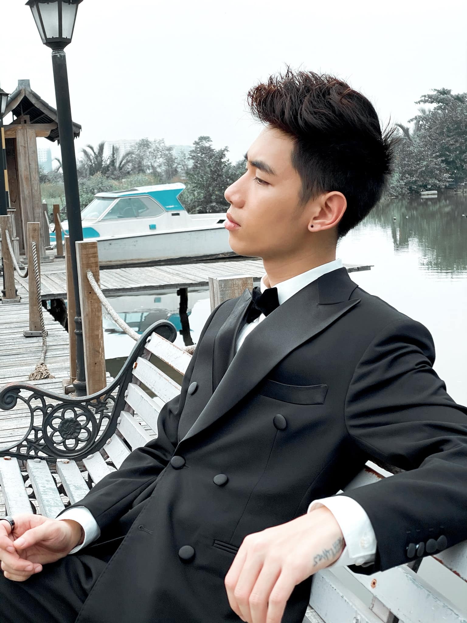 Tran Thanh mac do lich lam anh 8