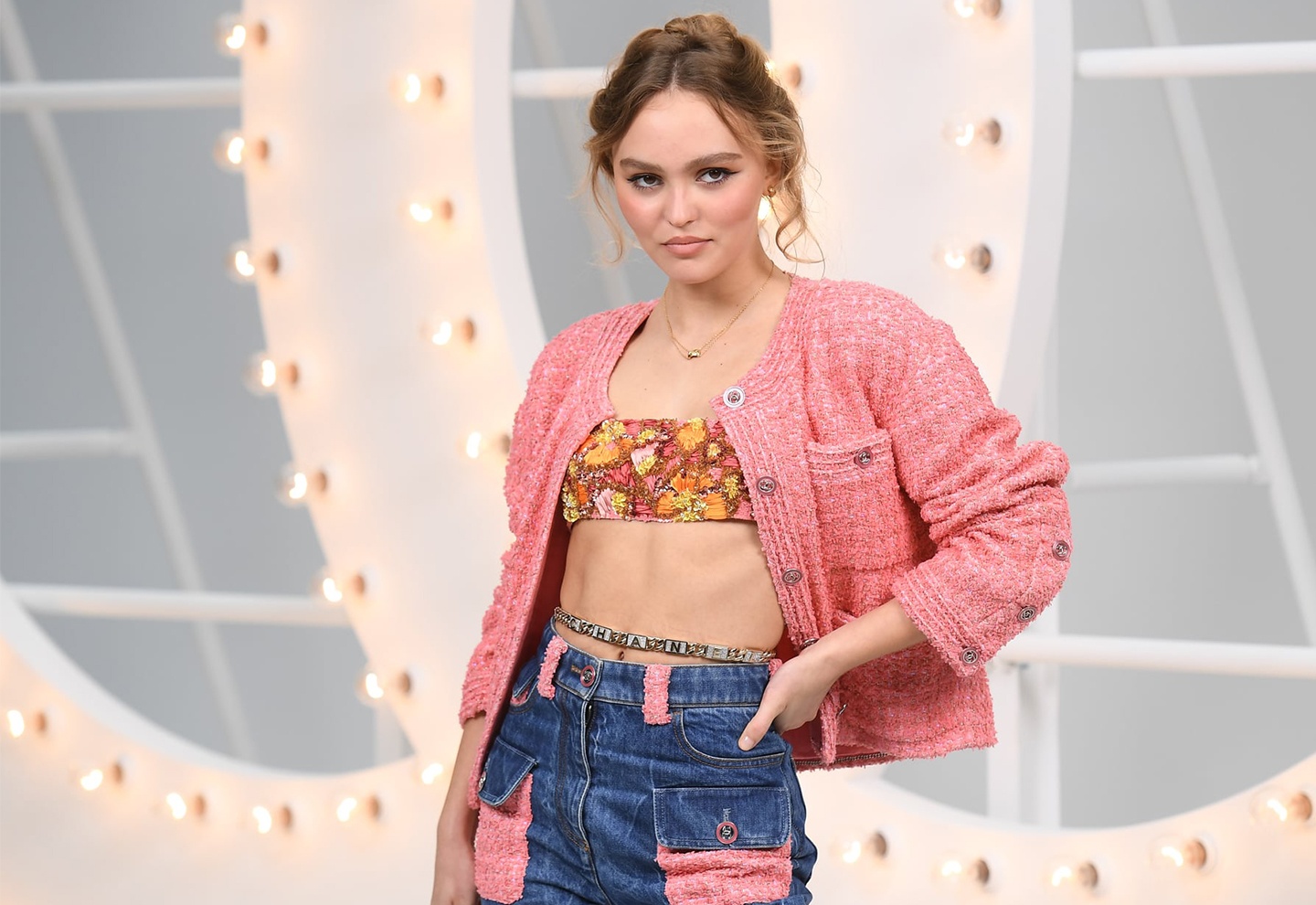 Co gai kho tho vi deo xich giong nguoi mau Chanel hinh anh