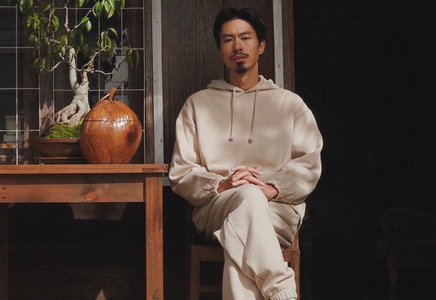 Den Vau, Isaac cuoi nam thich mac do don sac hinh anh