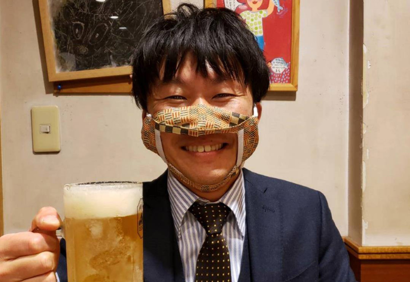 Khau trang chuyen dung khi an uong hai huoc hinh anh