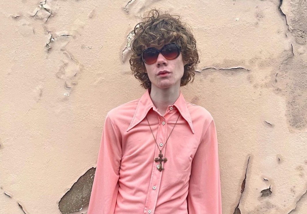 Nam nguoi mau catwalk khap duong pho Paris hinh anh