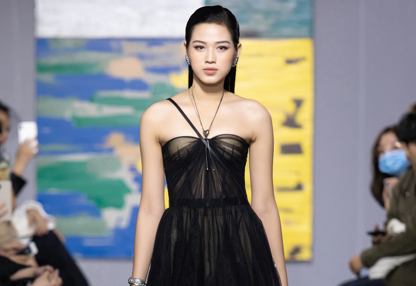 Hoa hau Do Thi Ha: 'Toi tung can rang mua doi giay 2 trieu dong' hinh anh