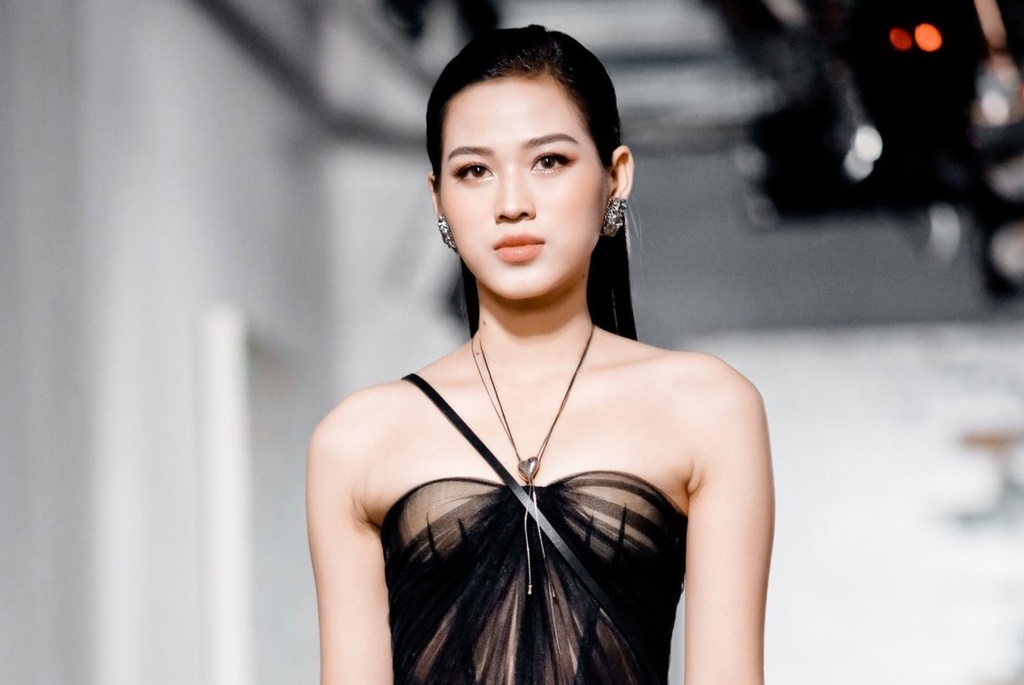 Hoa hau Do Thi Ha dien show cua nha thiet ke Tran Hung hinh anh