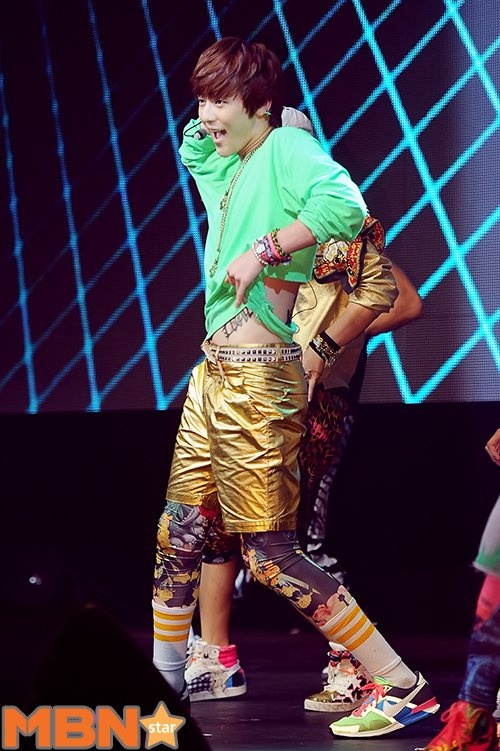 Trang phuc xau cua sao nam Kpop anh 7