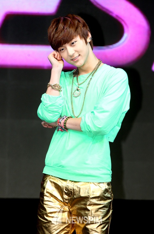 Trang phuc xau cua sao nam Kpop anh 8