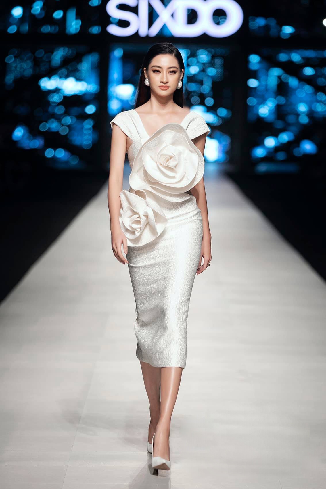 Luong Thuy Linh mac goi cam anh 8