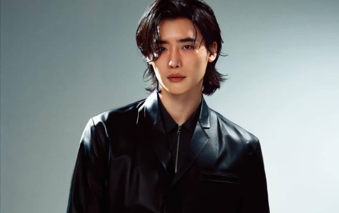 Lee Jong Suk dien do Prada len bia tap chi hinh anh
