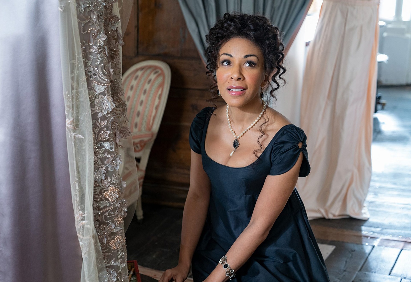 Ngoi sao 'Bridgerton' khuyen phu nu nen mua ao corset hinh anh