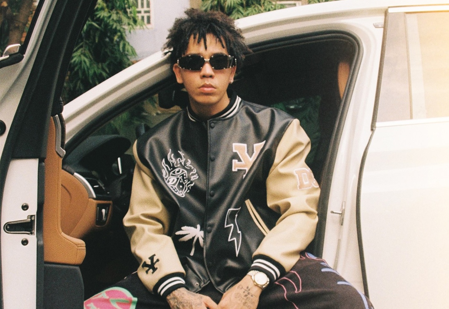 Gioi tre bo tien trieu mua ao khoac bong chay hinh anh