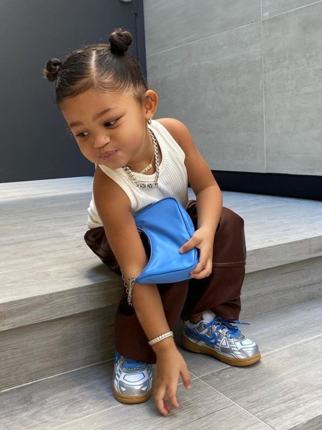 con gai Kylie Jenner dung hang hieu anh 3