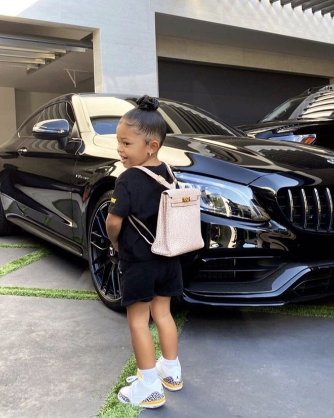 con gai Kylie Jenner dung hang hieu anh 4