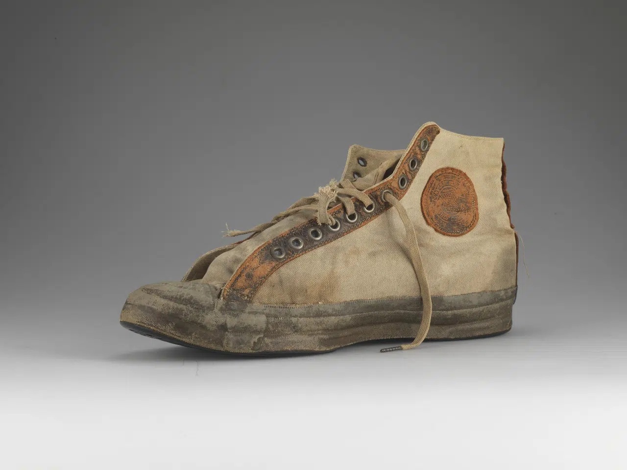 Su that ve giay Converse anh 1