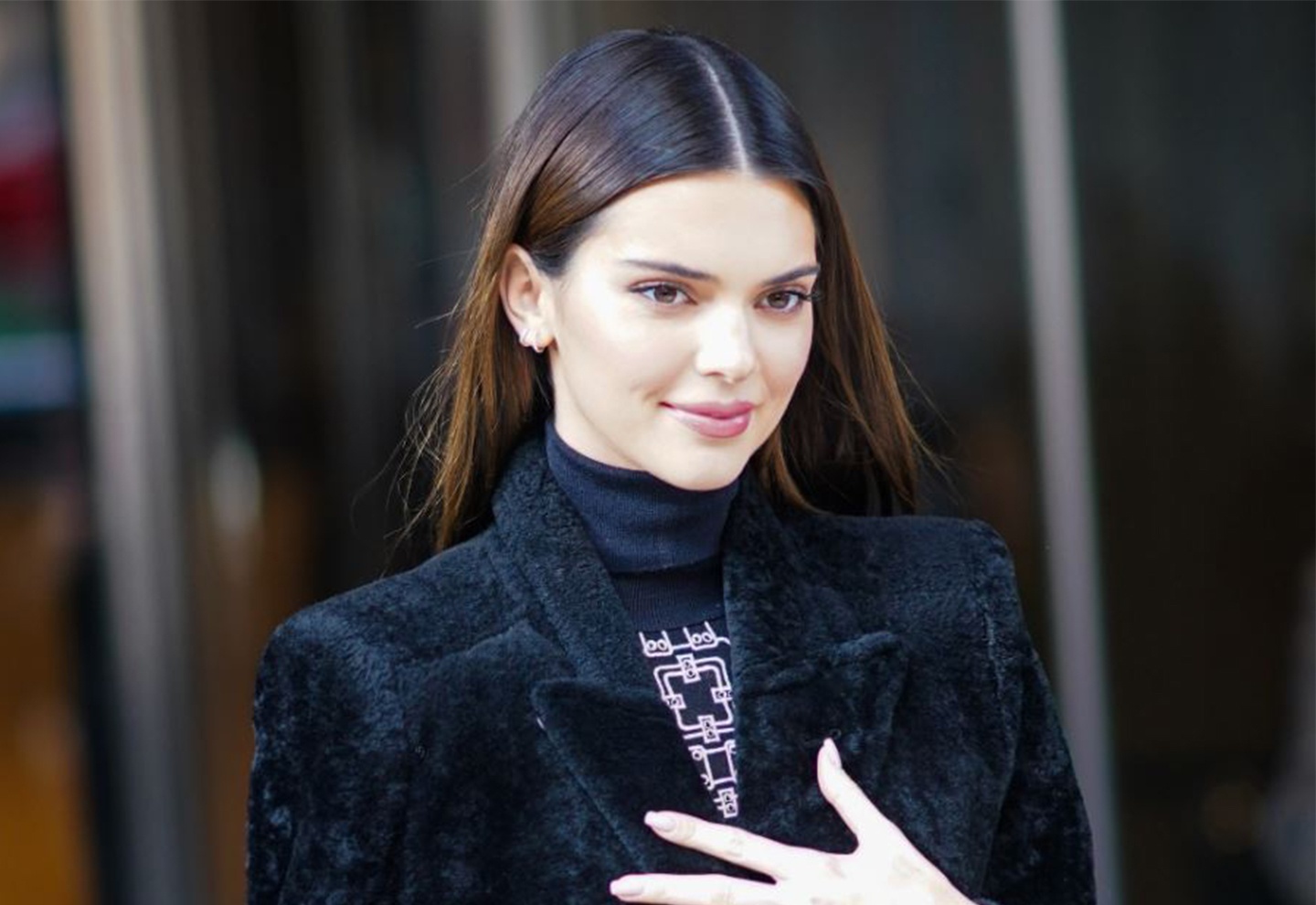 Kendall Jenner trinh dien thoi trang hinh anh