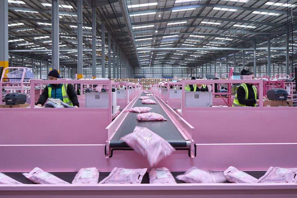 Bo chet trong quan ao anh 3