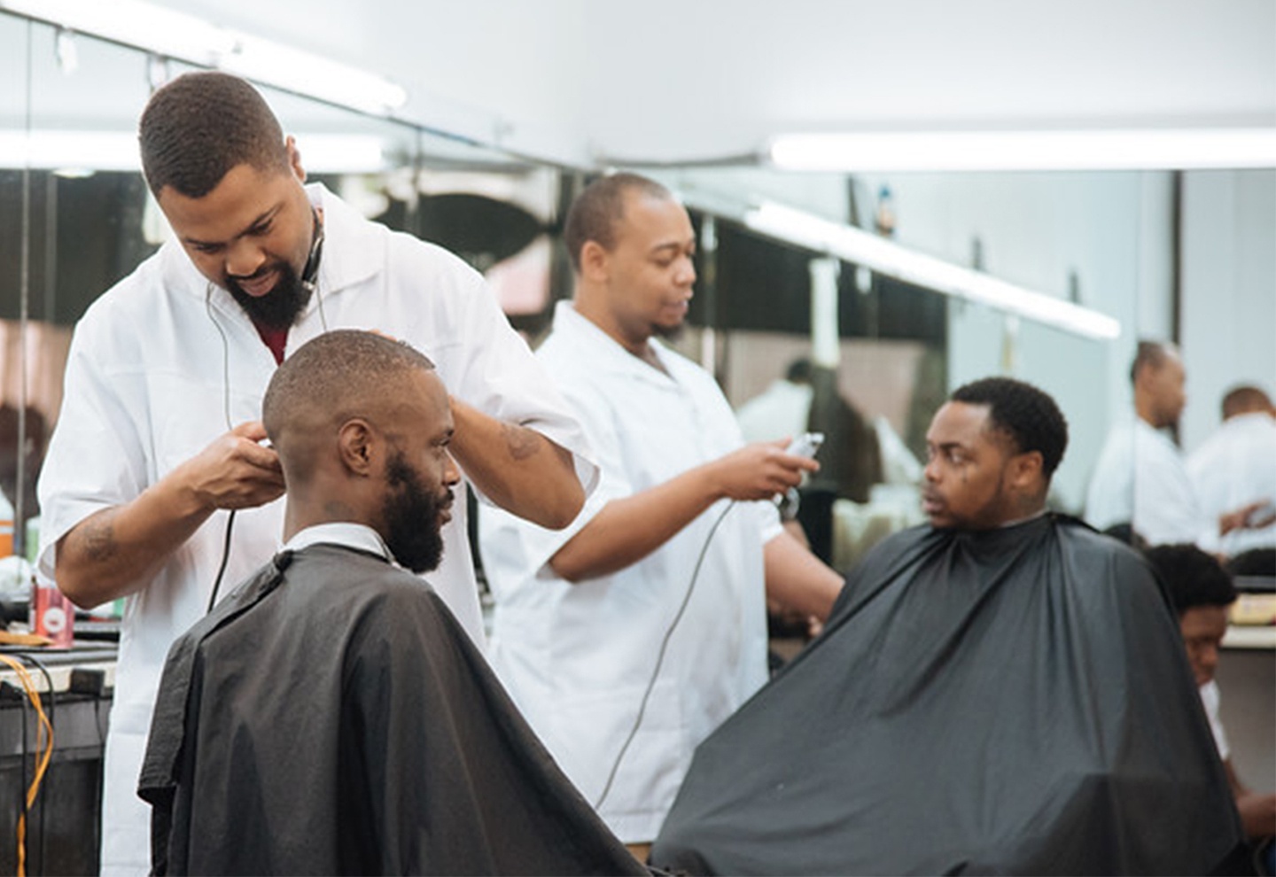 Tho cat toc giup khach hang dieu tri tam ly hinh anh