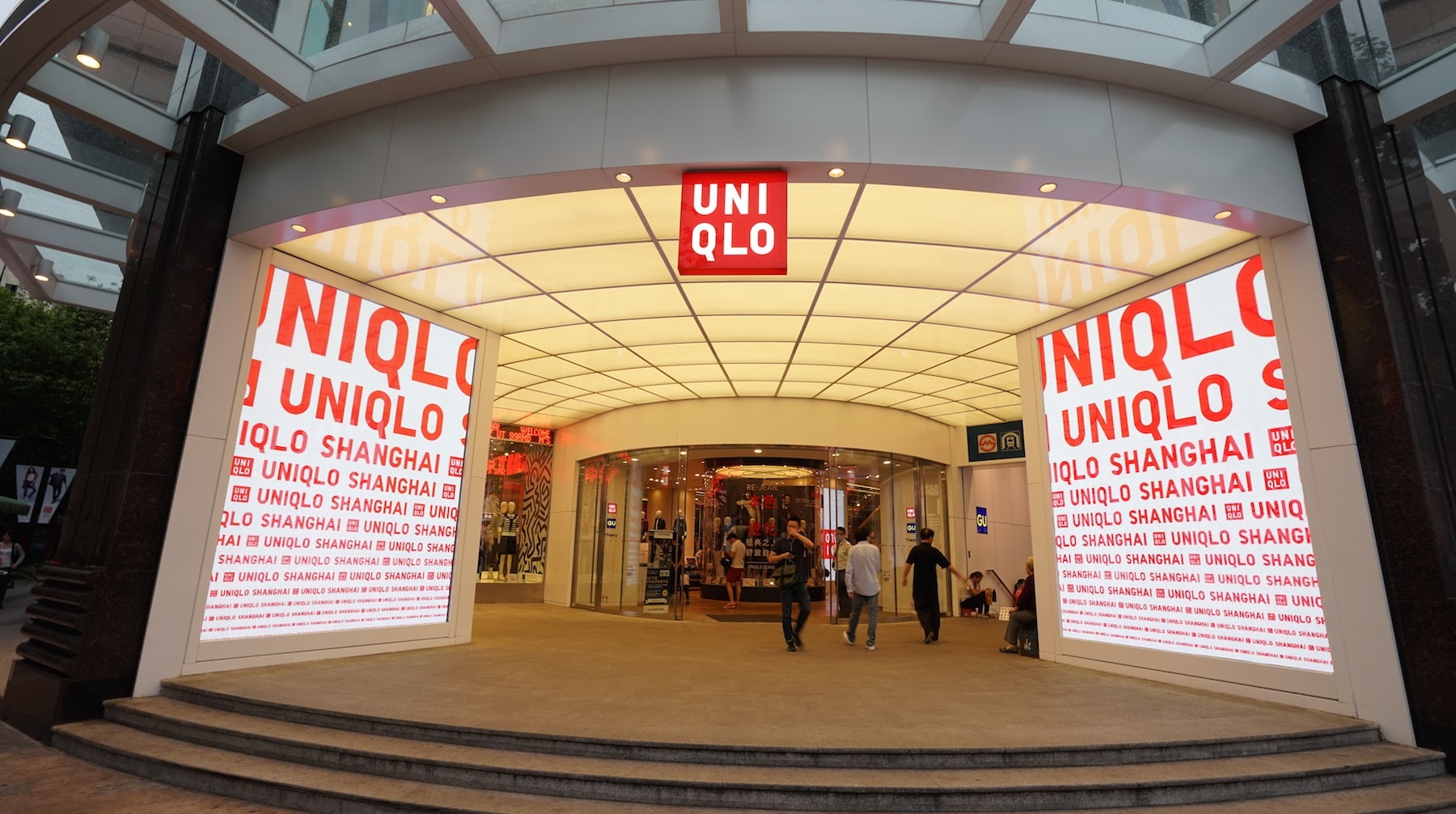 Uniqlo vuot mat Zara anh 1