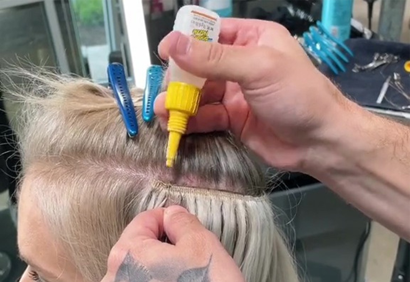 Nguoi tho bi chi trich vi dung keo dan noi toc cho khach hinh anh