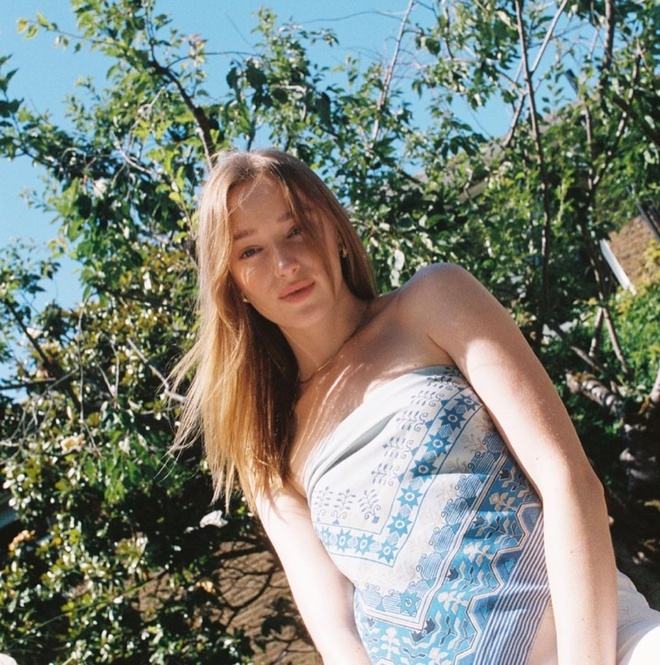 Phoebe Dynevor lam nguoi mau anh 4