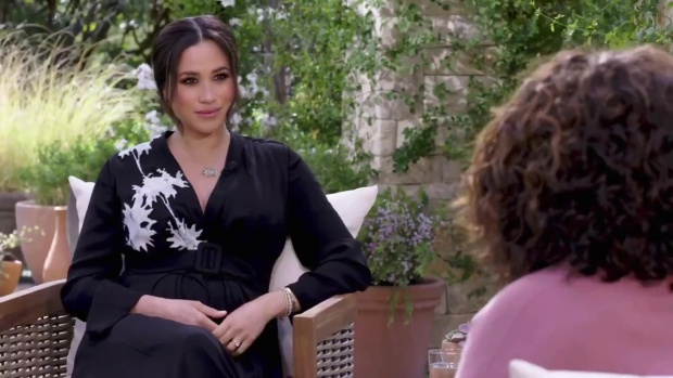 Meghan Markle mặc váy hiệu ảnh 1 Meghan Markle mac vay hieu anh 1