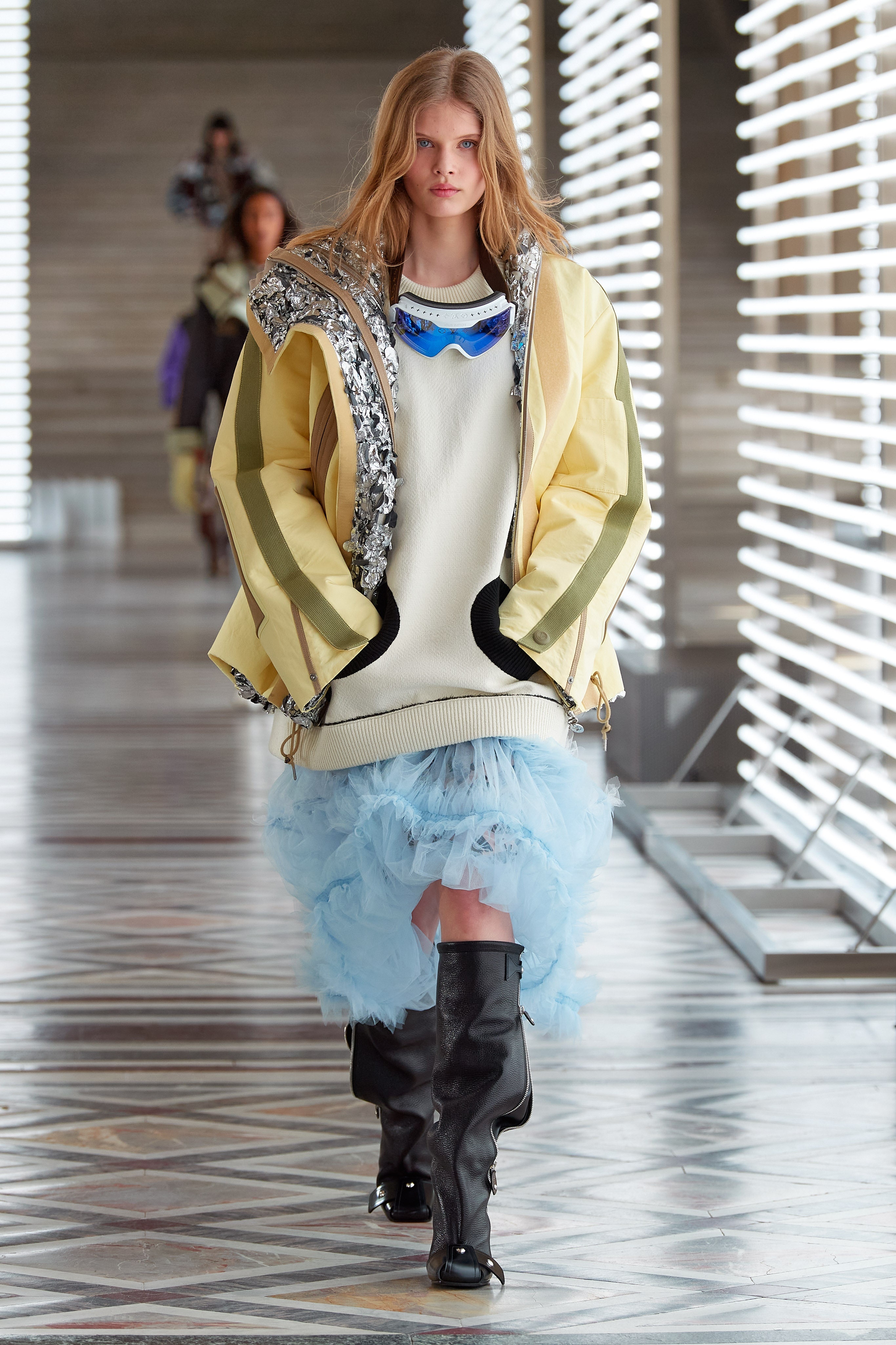 show Louis Vuitton anh 1