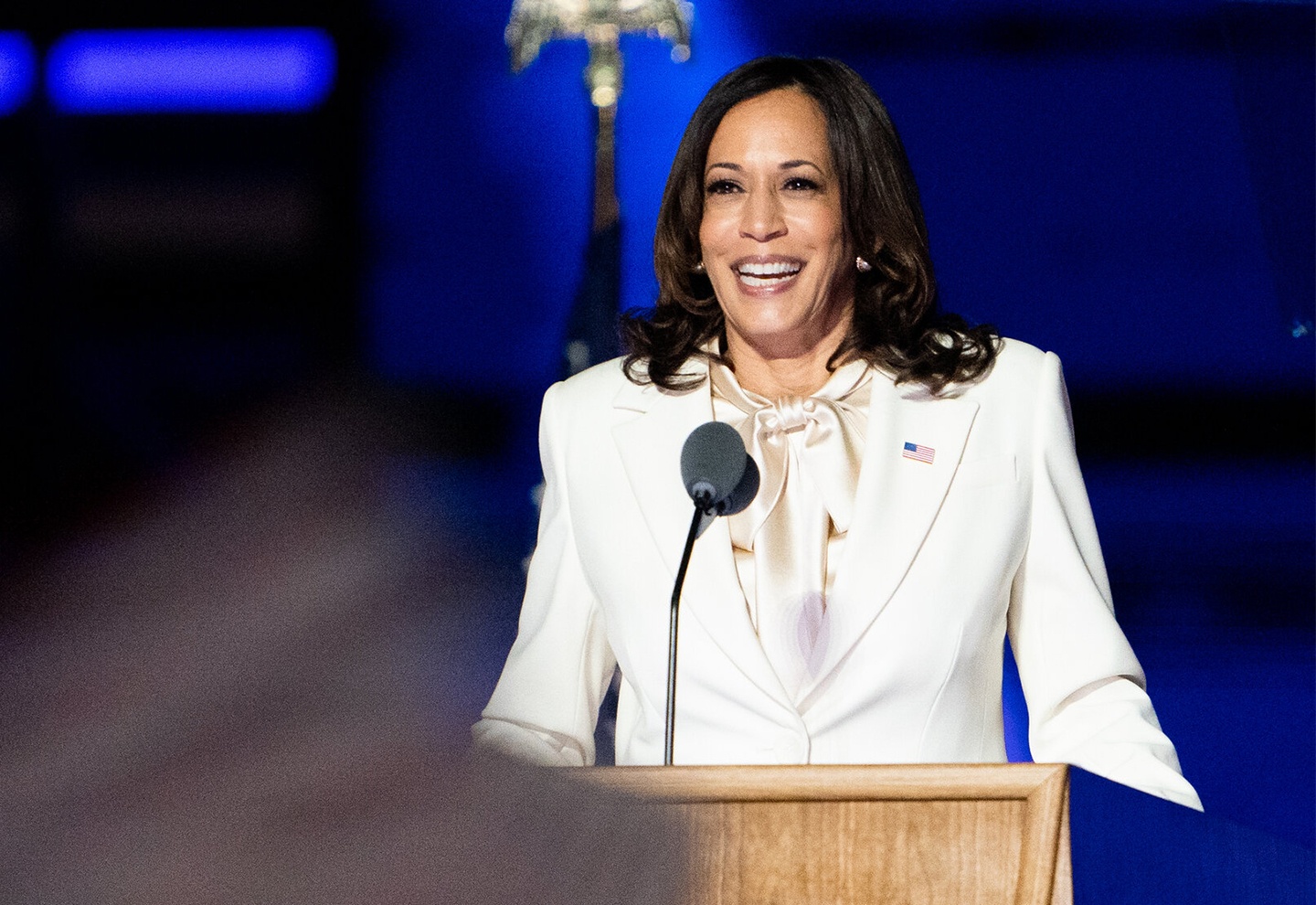 Nhung bo do cua ba Kamala Harris khong don thuan la thoi trang hinh anh