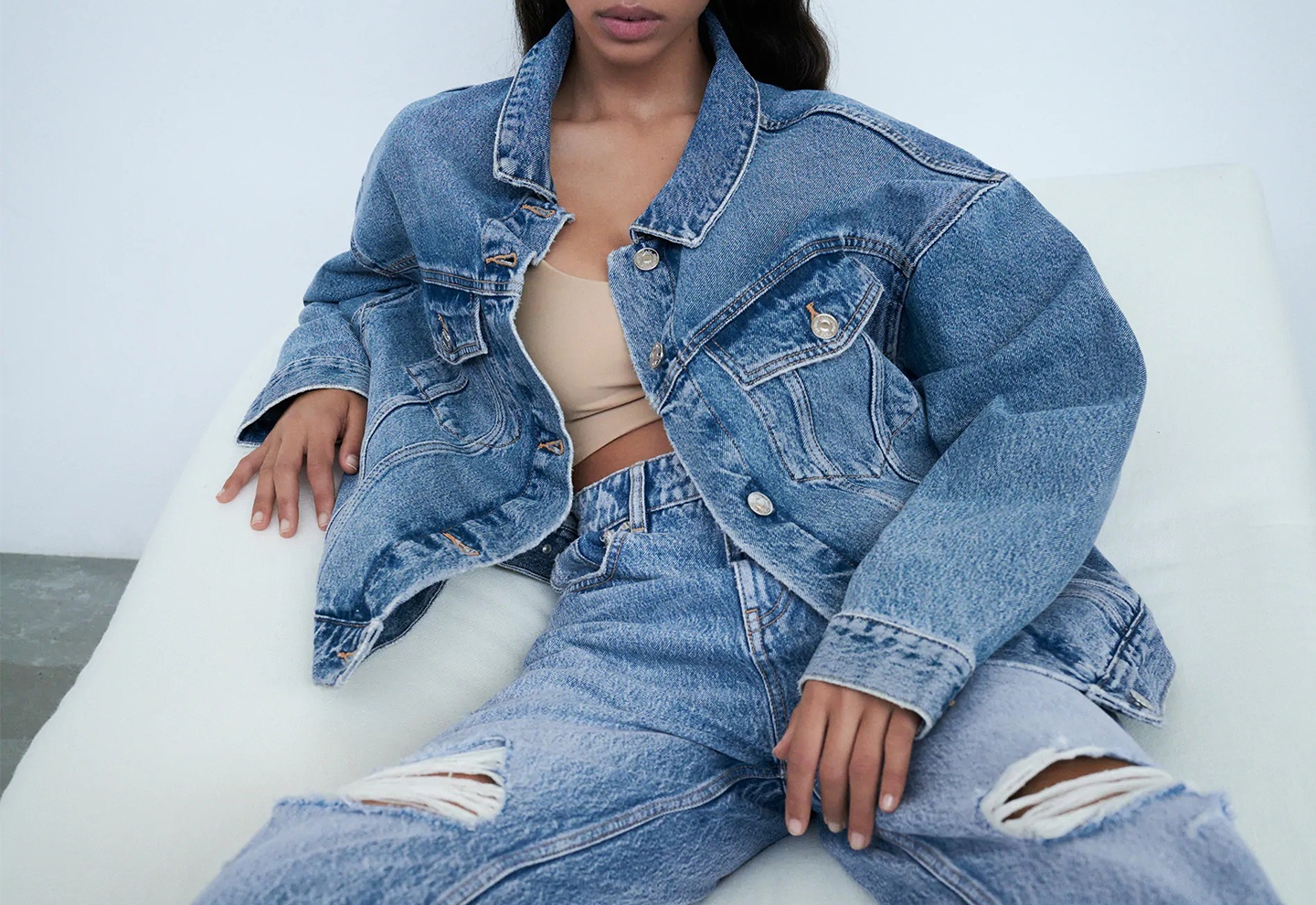 Zara ban quan jeans rach day hinh anh