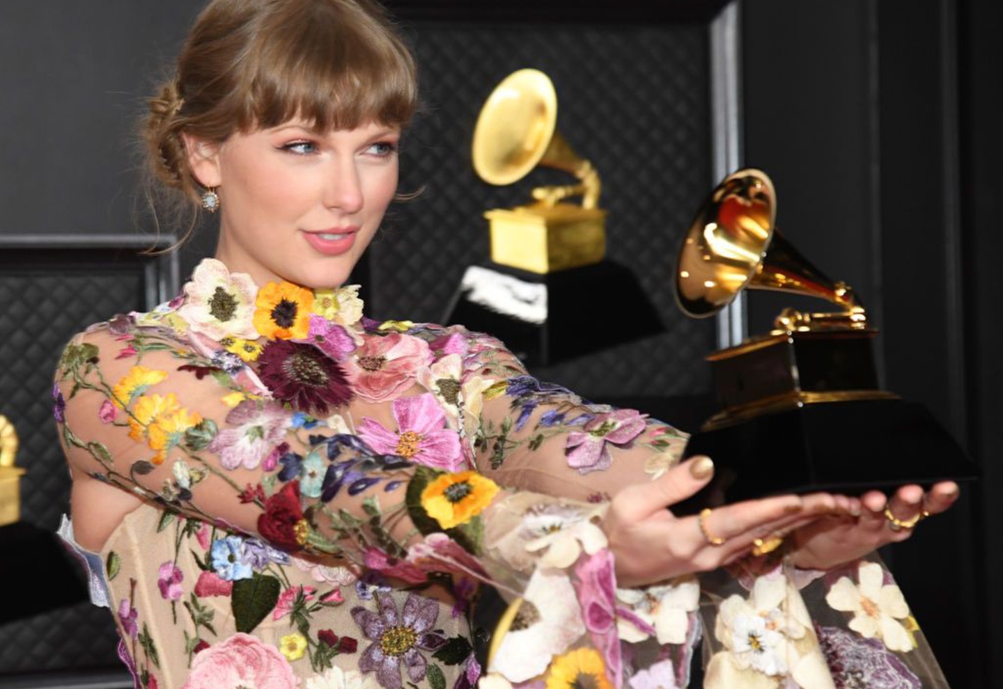 Taylor Swift bi rach vay hang hieu tren tham do Grammy 2021 hinh anh