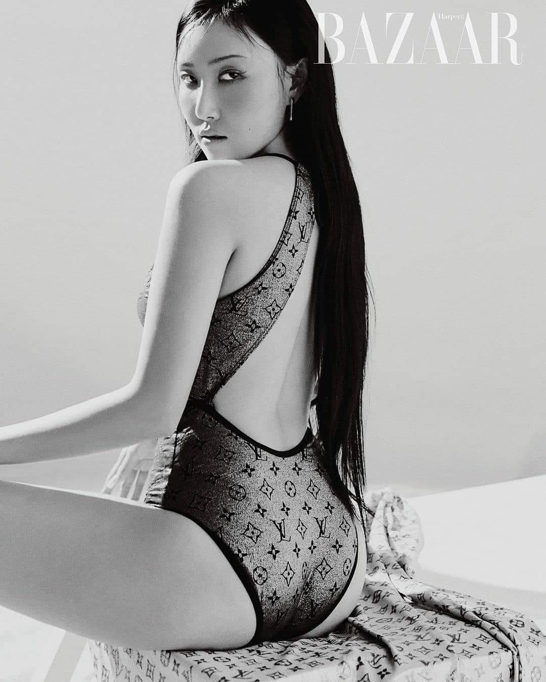 Hwasa diện đồ Louis Vuitton  ảnh 3 Hwasa dien do Louis Vuitton anh 3