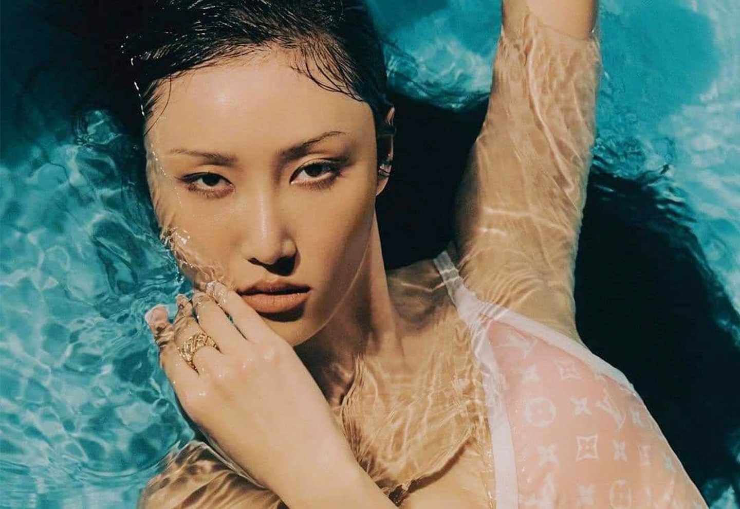 Hwasa goi cam khi mac do boi Louis Vuitton hinh anh