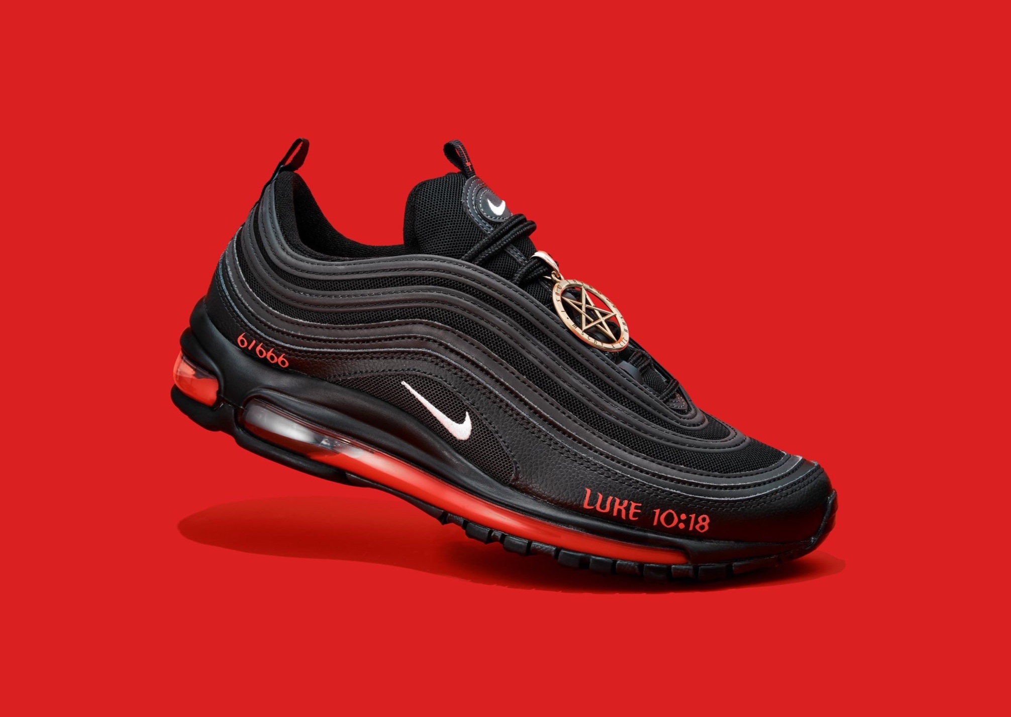 Nike kien cong ty san xuat giay chua mau nguoi hinh anh