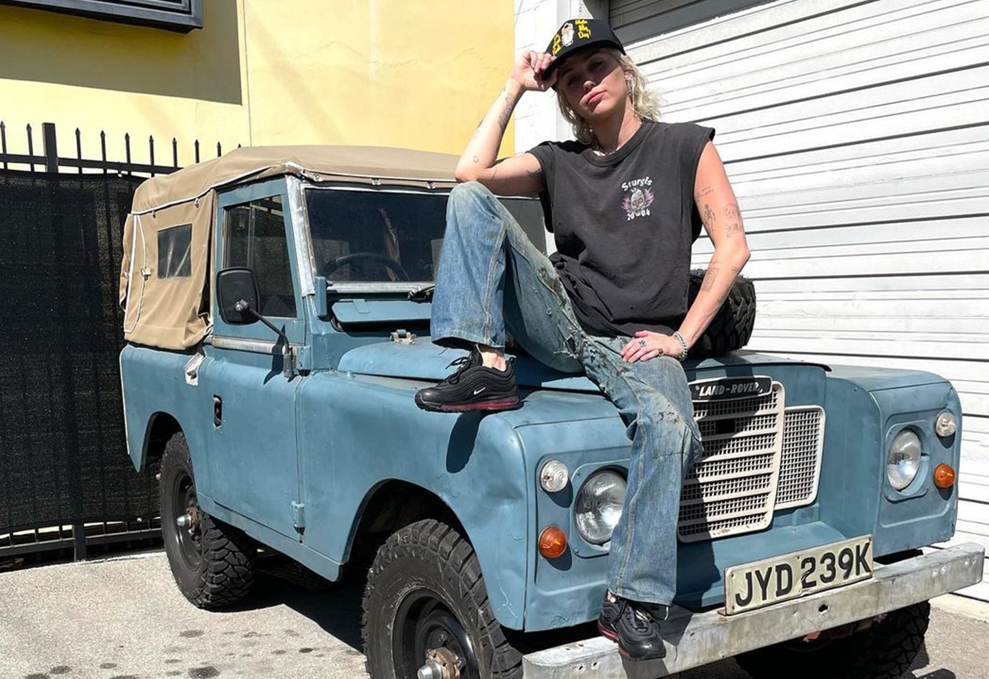 Miley Cyrus bi chi trich vi di giay chua mau nguoi hinh anh