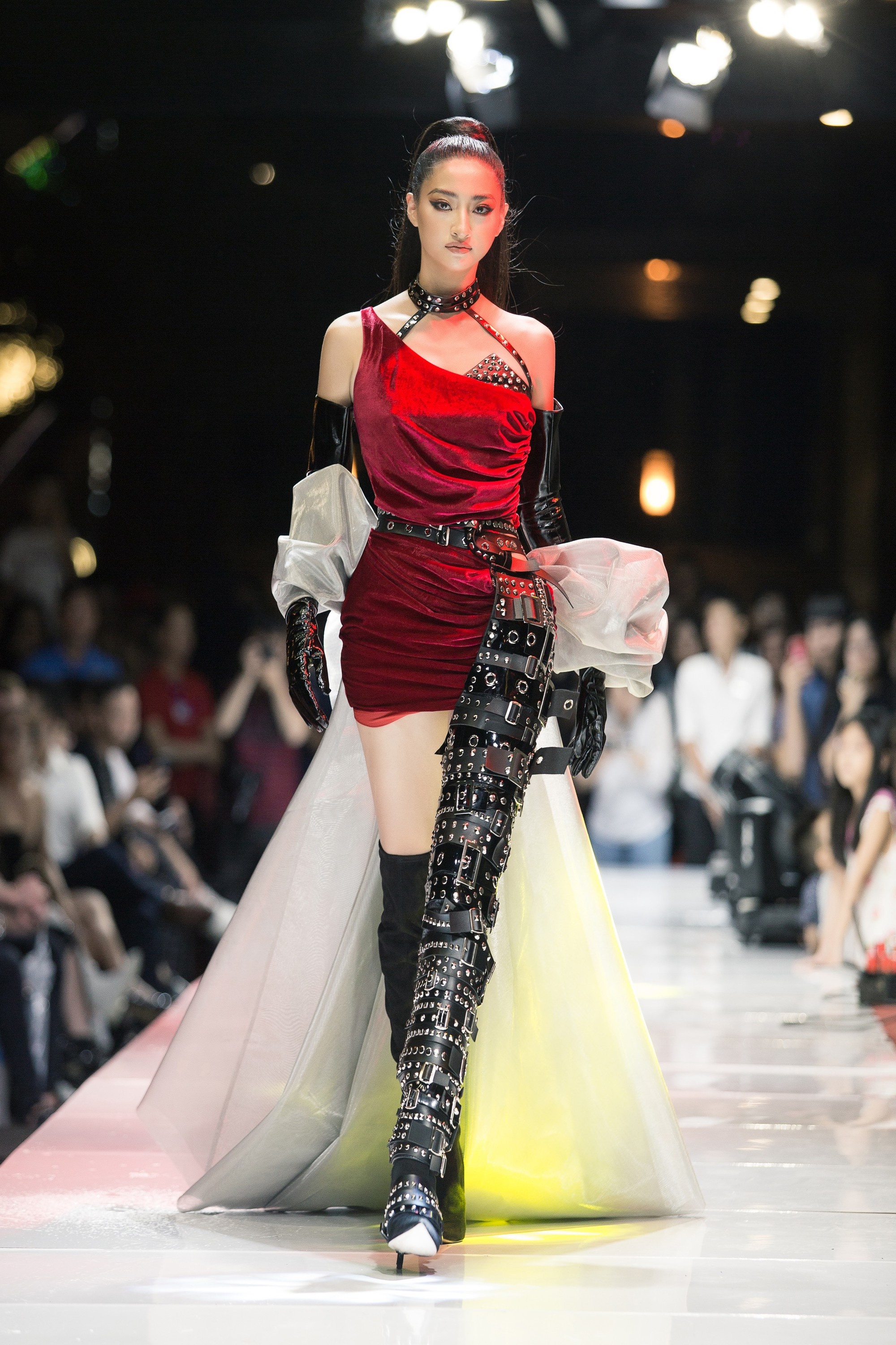 Luong Thuy Linh dien thoi trang anh 3