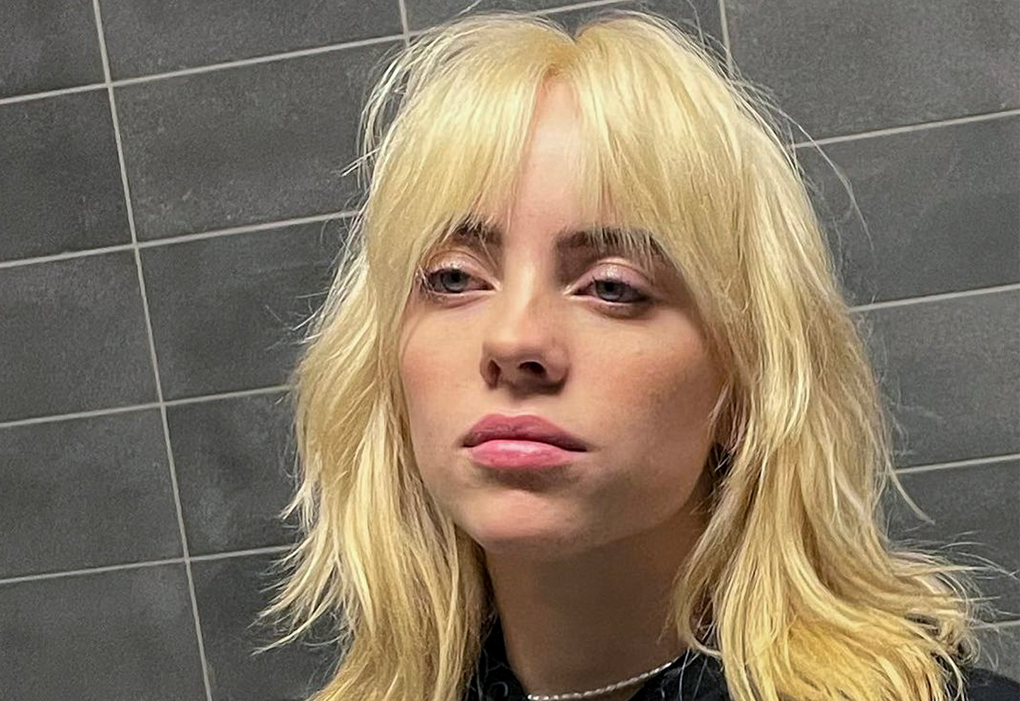 Billie Eilish mat 6 tuan de nhuom toc vang hinh anh
