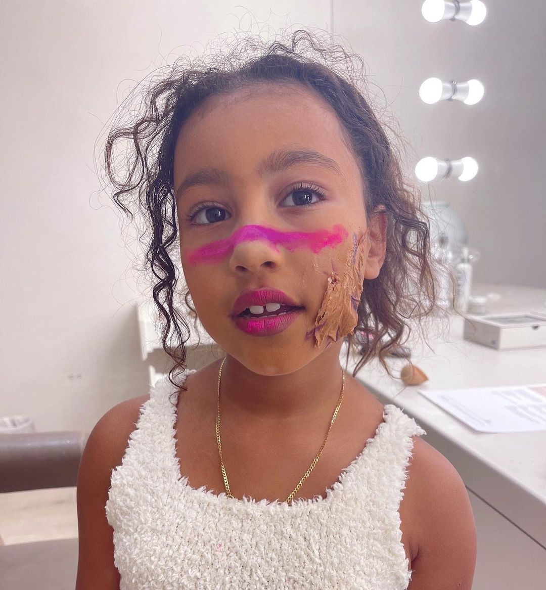 Con gai Kim Kardashian trang diem anh 1