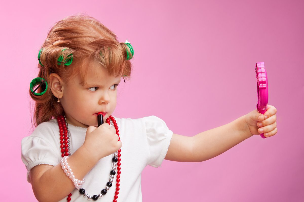 Con gai Kim Kardashian trang diem anh 2