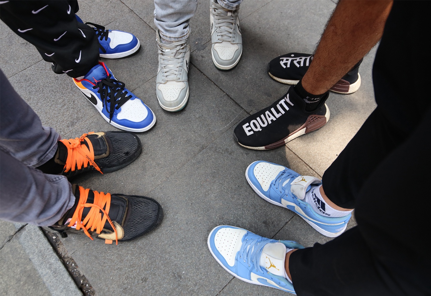 Boc giay sneakers cua gioi tre TP.HCM tai buoi casting Rap Viet hinh anh