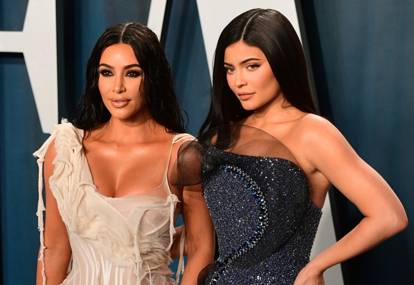 Chi em Kim Kardashian dung hang ao corset 6.349 USD hinh anh