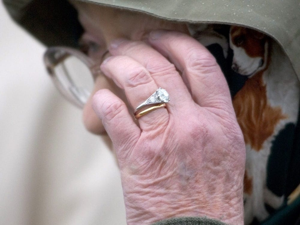 Nu hoang Elizabeth II deo phu kien anh 2