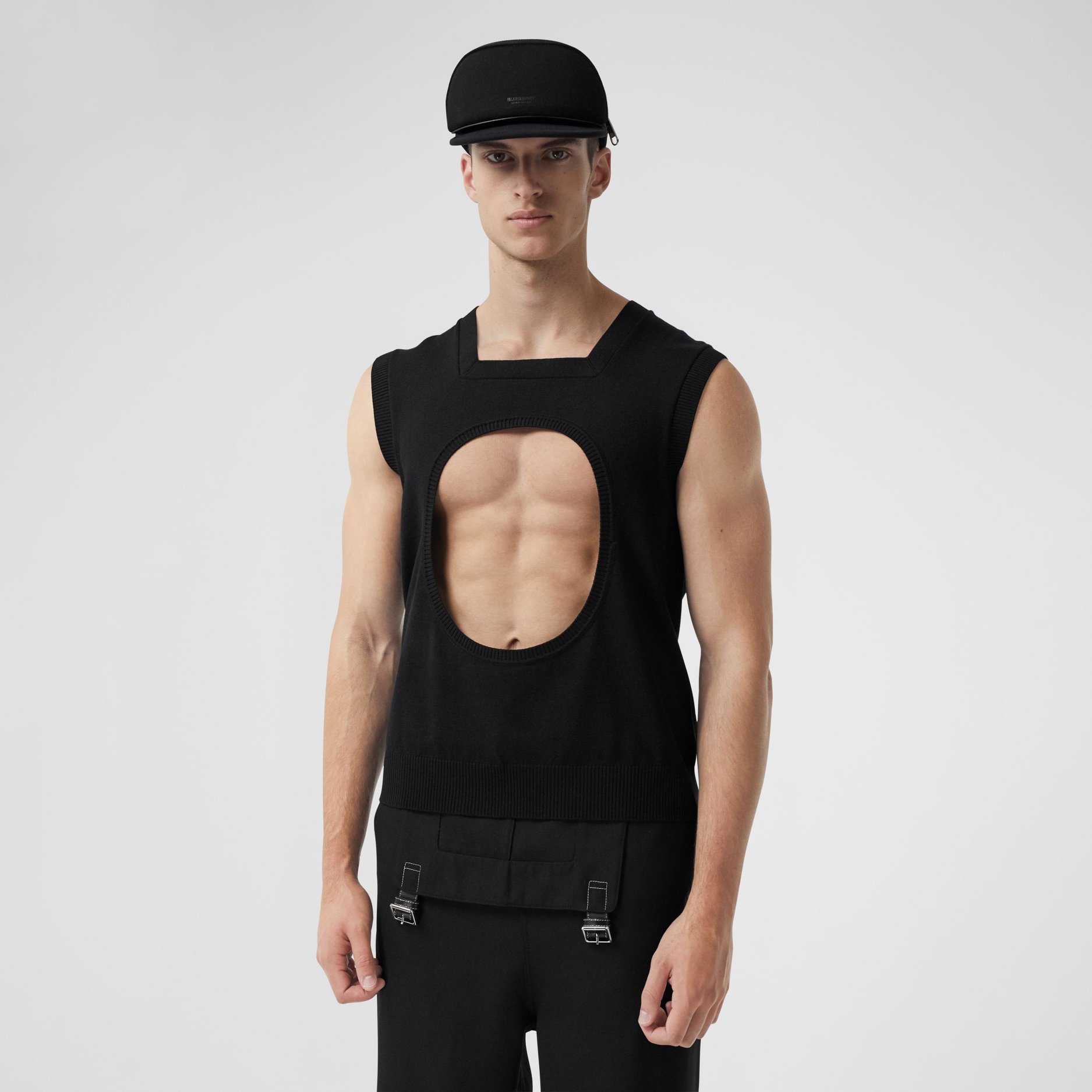 Ao khoet nguc cua Burberry anh 3