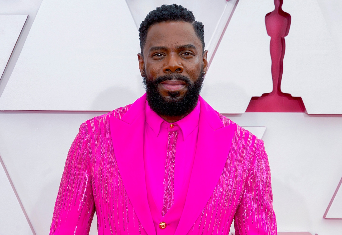 Nam dien vien mac suit dinh 4.500 vien pha le tai Oscar 2021 hinh anh