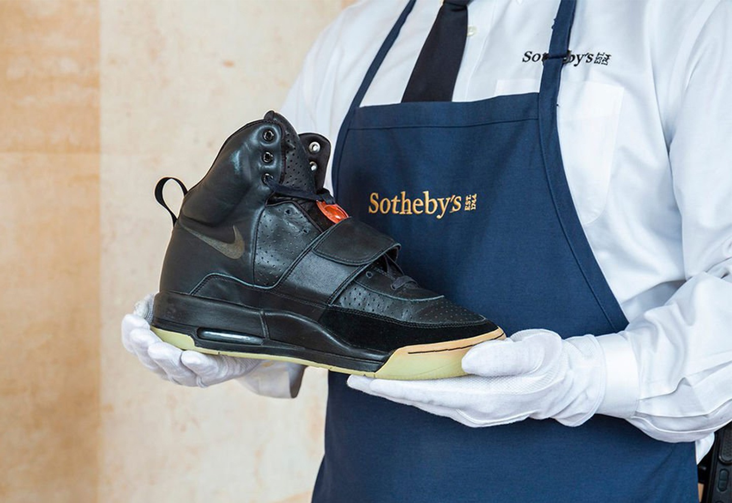 Giay Nike Air Yeezy 1 duoc mua voi gia 1,8 trieu USD hinh anh